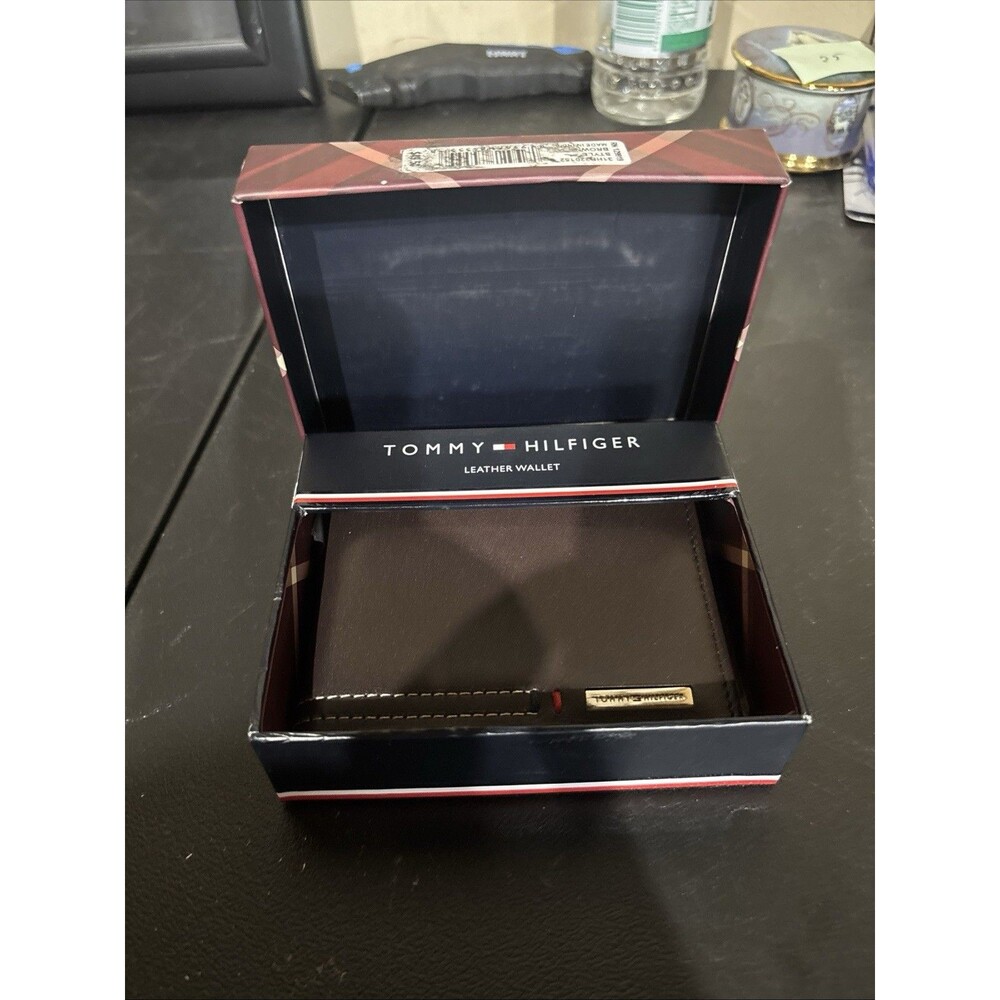 Tommy Hilfiger Men’s Brown Leather Bifold Wallet 31HP220152 Gift Box